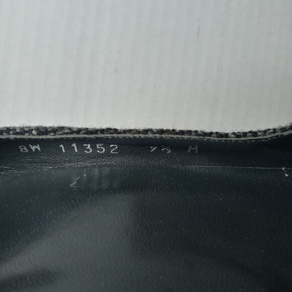 Stuart Weizman gray heels with embalishment - Picture 10 of 10